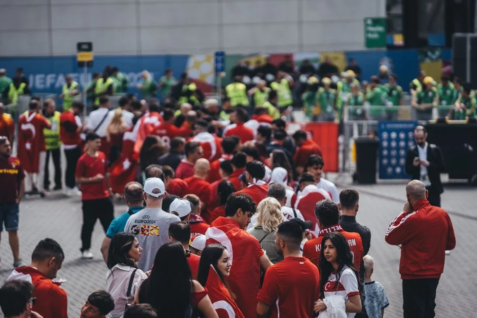 维斯塔潘银石站练习赛表现稳定，升级包成功验证 - KYSPORTS